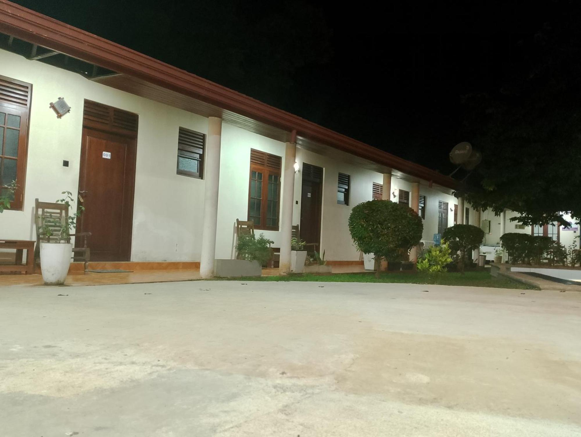 Hotel Malindu Yala Gate Tissamaharama Esterno foto