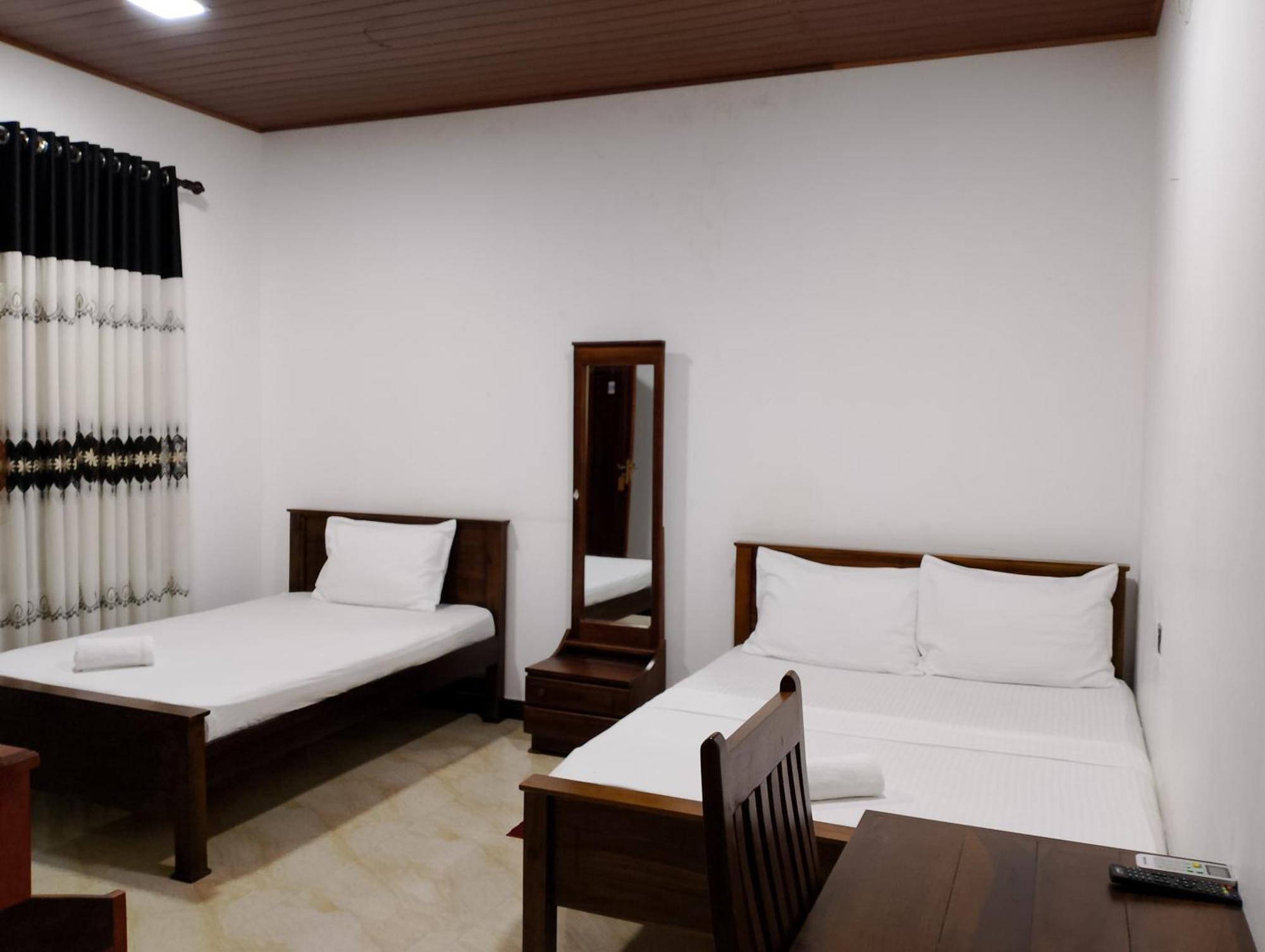 Hotel Malindu Yala Gate Tissamaharama Esterno foto
